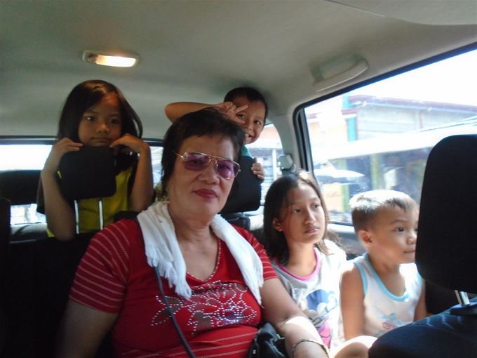 Great-grandmom Hannah surrounded by little ones in the Avanza.