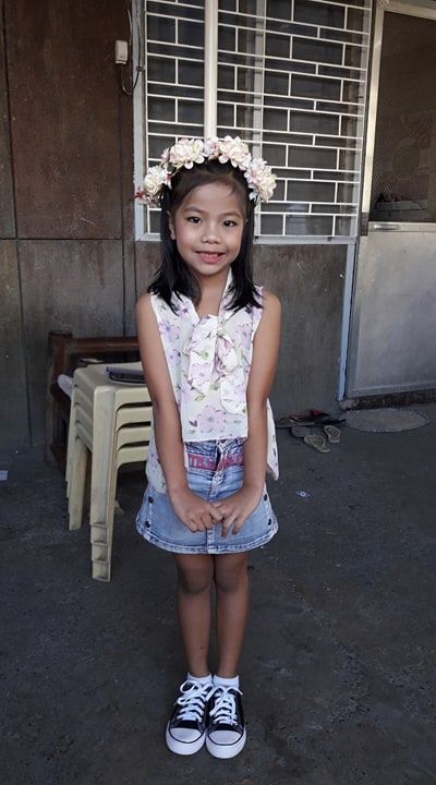 Janiah ready for the school parade. (Click this one to enminitize.)