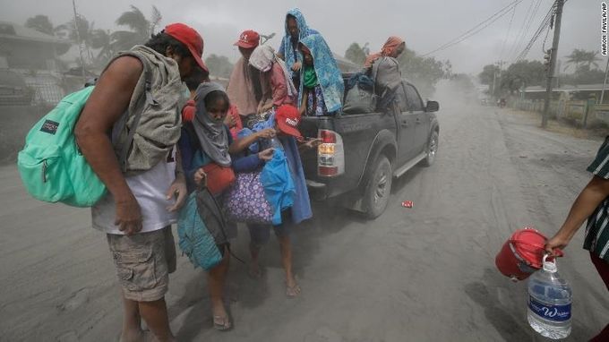 Volcano refugees. (CNN)