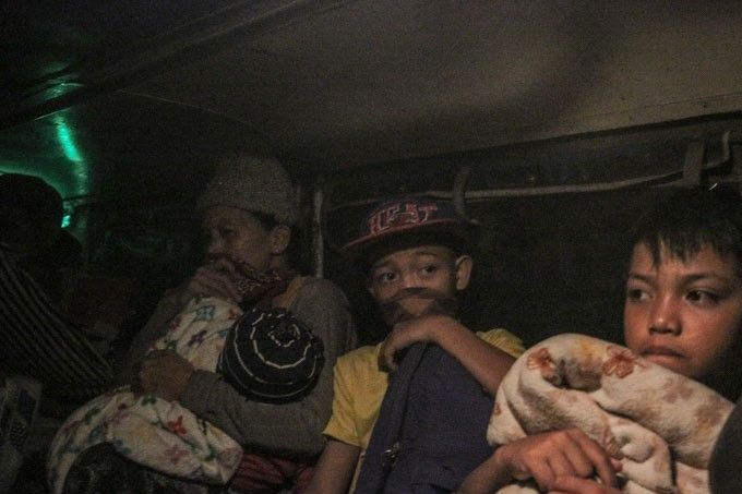 Danger zone residents are being evacuated by both government workers and private citizens. (Philstar.com/Efigenio Toledo IV)