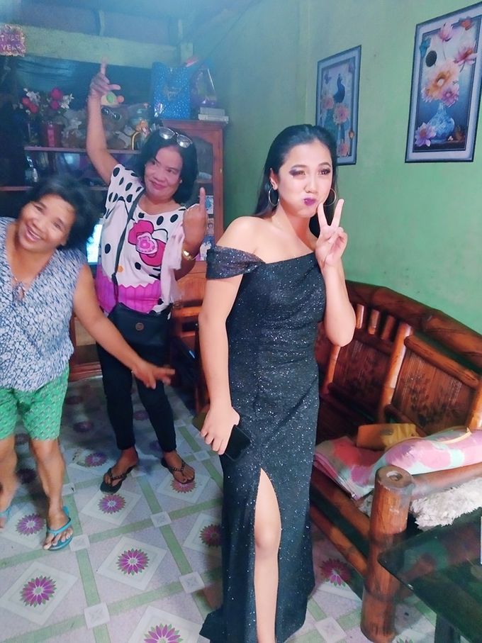 Later in the afternoon, box of chocolates delivered. Marielle posing before her junior prom, Mom and Grandmom photobombing. Picture by Jheng.