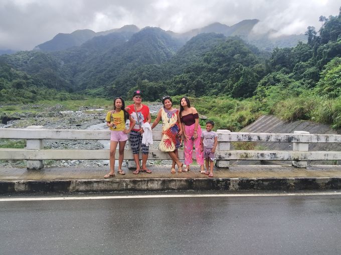 Stopped at a bridge for pix. (photo by Jheng)