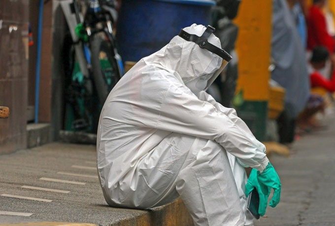 An exhausted frontliner on break somewhere in Metro Manila. (Philstar.com)