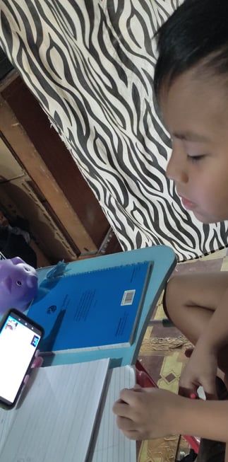Aaron about to join an online class. (photo by Jheng)